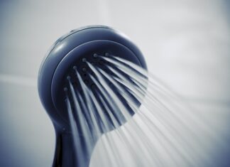 Czy szyba prysznicowa może stać na płytkach?