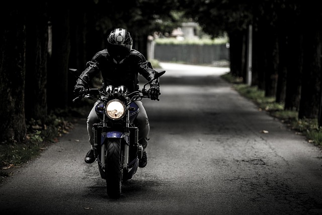 Czy motocyklista może wyprzedzać w korku? Czy motocyklista może wyprzedzać w korku?