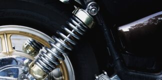 Co trzeba wymienić przy wymianie amortyzatora?