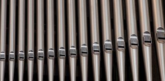 Jak dobrać kolor fugi do białych płytek?